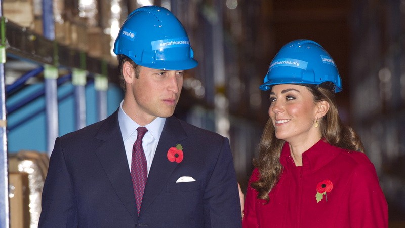Kate Middleton a princ William v prilbách 